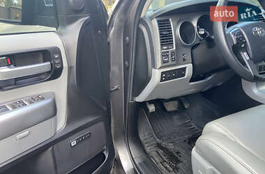Внедорожник / Кроссовер Toyota Sequoia 2014 в 
