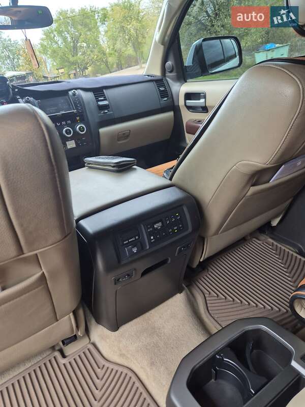Позашляховик / Кросовер Toyota Sequoia 2011 в Первомайську