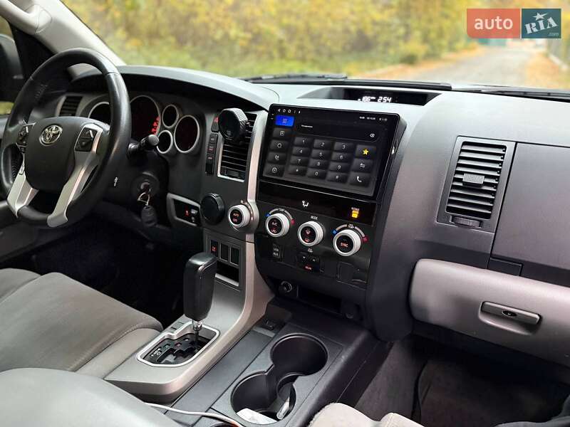 Позашляховик / Кросовер Toyota Sequoia 2017 в Києві