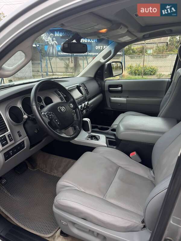 Внедорожник / Кроссовер Toyota Sequoia 2008 в Кривом Роге