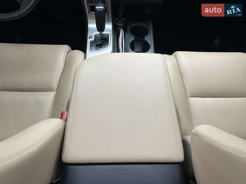 Внедорожник / Кроссовер Toyota Sequoia 2013 в Киеве