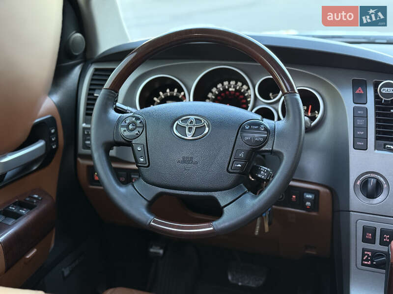 Внедорожник / Кроссовер Toyota Sequoia 2011 в Тернополе