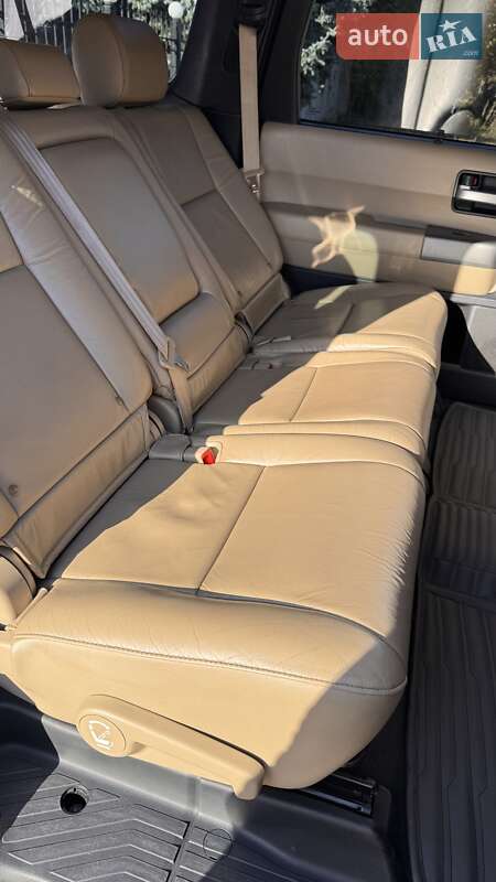 Внедорожник / Кроссовер Toyota Sequoia 2016 в Киеве