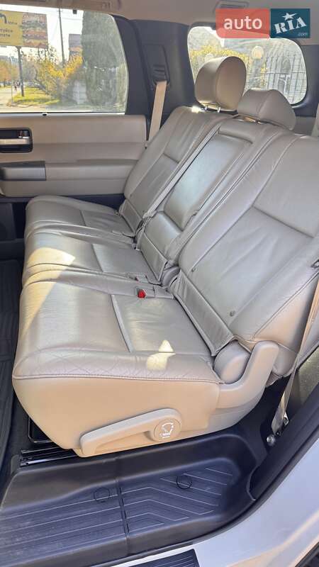 Внедорожник / Кроссовер Toyota Sequoia 2016 в Киеве