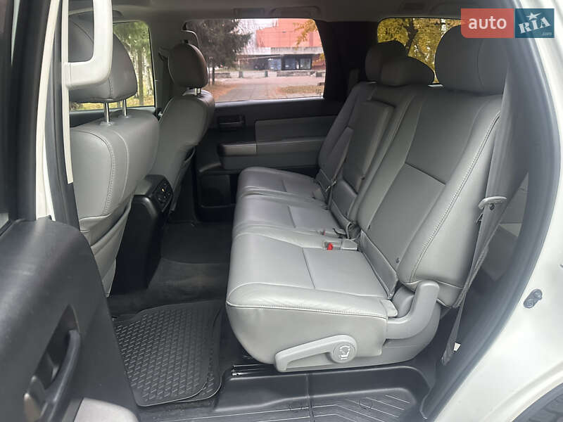 Позашляховик / Кросовер Toyota Sequoia 2014 в Києві