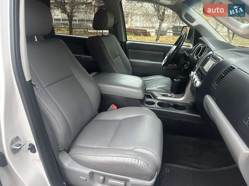 Позашляховик / Кросовер Toyota Sequoia 2014 в Києві