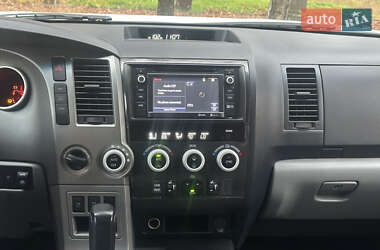 Внедорожник / Кроссовер Toyota Sequoia 2014 в Киеве