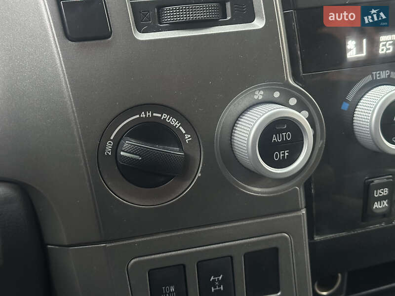 Позашляховик / Кросовер Toyota Sequoia 2014 в Києві