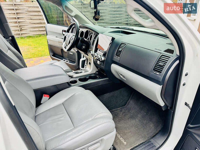 Позашляховик / Кросовер Toyota Sequoia 2015 в Києві