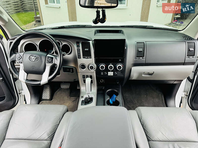 Позашляховик / Кросовер Toyota Sequoia 2015 в Києві