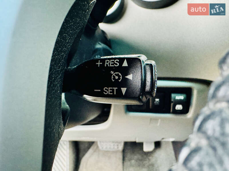 Позашляховик / Кросовер Toyota Sequoia 2015 в Києві