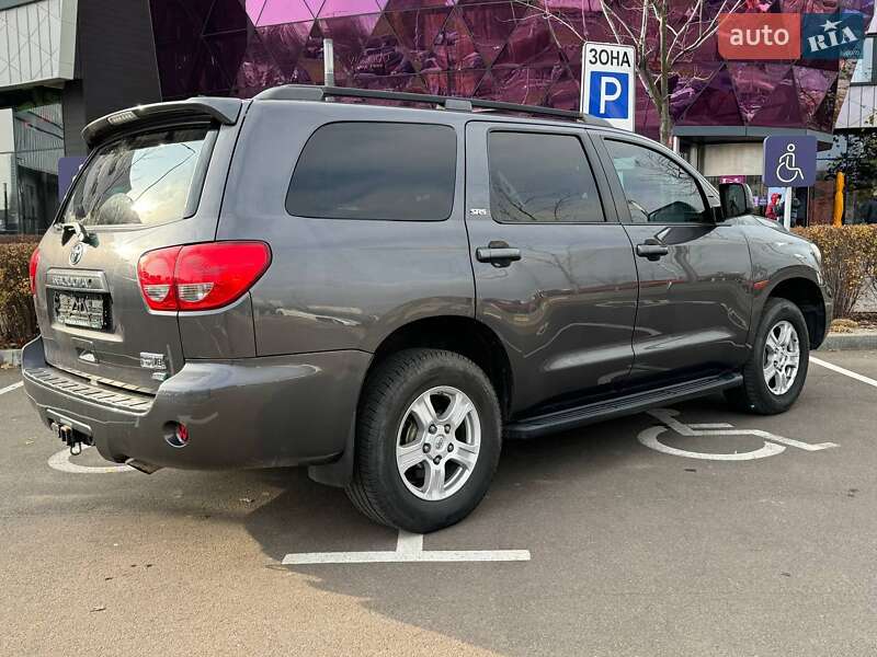 Внедорожник / Кроссовер Toyota Sequoia 2014 в Киеве