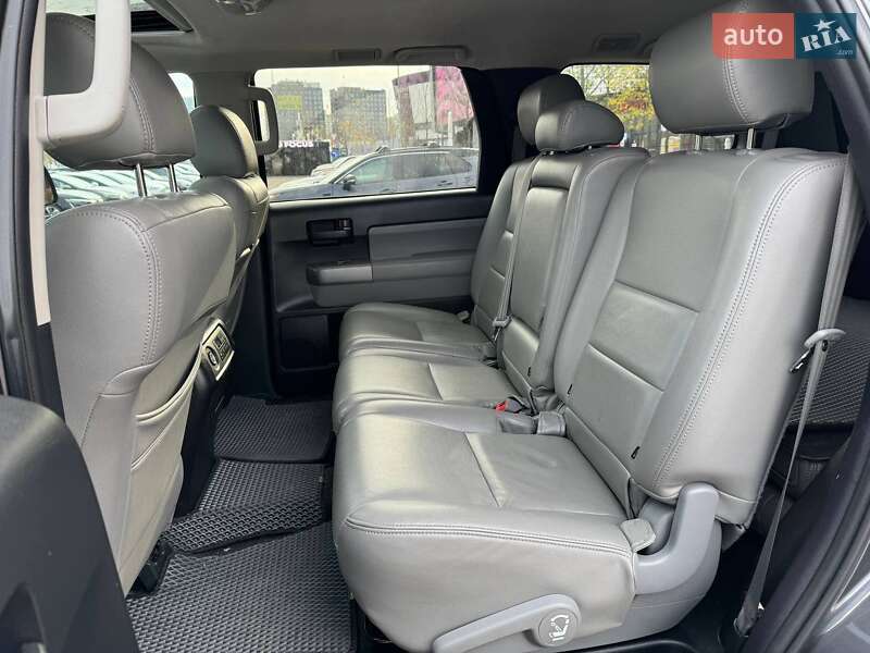 Внедорожник / Кроссовер Toyota Sequoia 2014 в Киеве