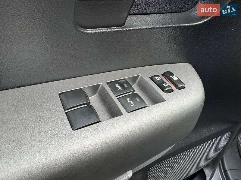 Внедорожник / Кроссовер Toyota Sequoia 2014 в Киеве