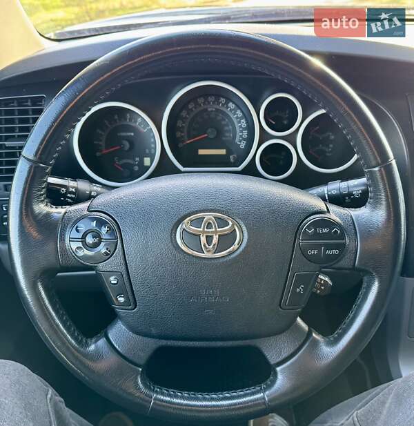 Позашляховик / Кросовер Toyota Sequoia 2011 в Києві