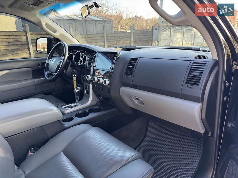 Позашляховик / Кросовер Toyota Sequoia 2011 в Києві