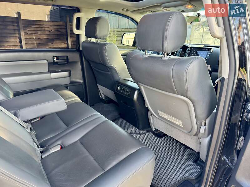 Позашляховик / Кросовер Toyota Sequoia 2011 в Києві