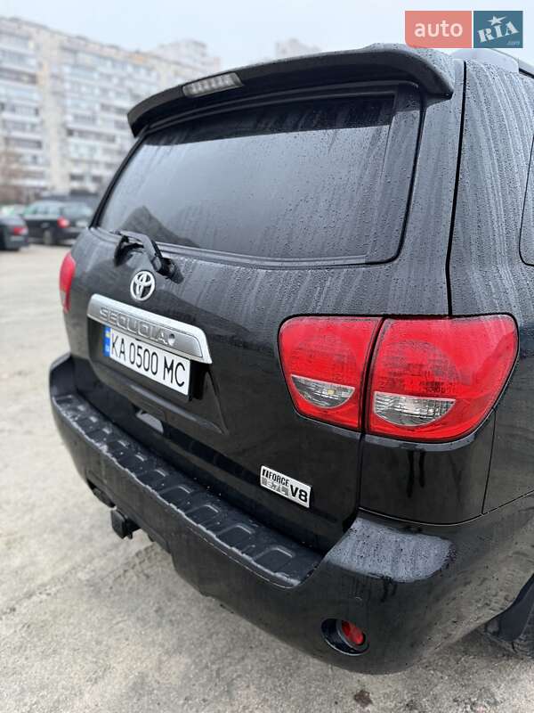 Позашляховик / Кросовер Toyota Sequoia 2016 в Києві