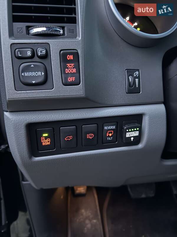 Позашляховик / Кросовер Toyota Sequoia 2016 в Києві