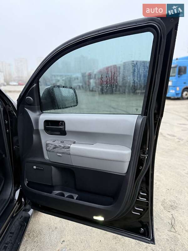 Позашляховик / Кросовер Toyota Sequoia 2016 в Києві