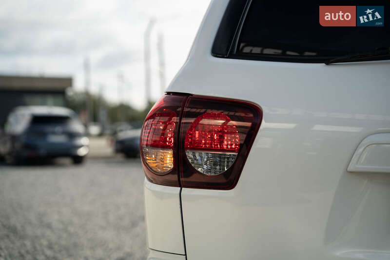 Позашляховик / Кросовер Toyota Sequoia 2018 в Чернівцях