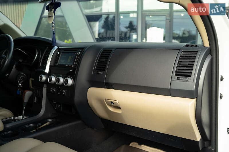 Позашляховик / Кросовер Toyota Sequoia 2018 в Чернівцях