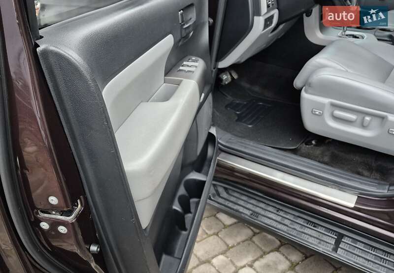 Позашляховик / Кросовер Toyota Sequoia 2012 в Івано-Франківську