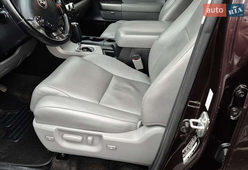 Позашляховик / Кросовер Toyota Sequoia 2012 в Івано-Франківську