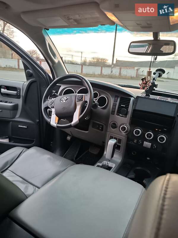 Позашляховик / Кросовер Toyota Sequoia 2016 в Славуті