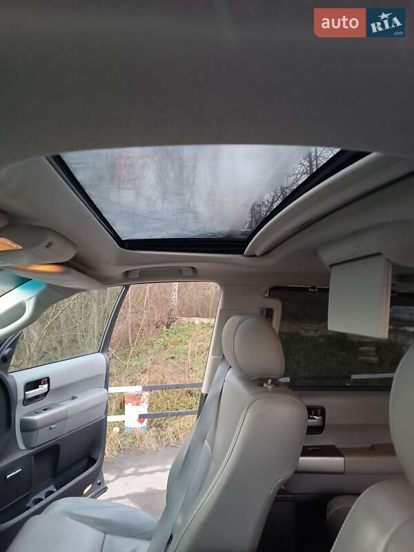 Позашляховик / Кросовер Toyota Sequoia 2016 в Славуті