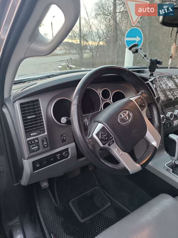 Позашляховик / Кросовер Toyota Sequoia 2016 в Славуті