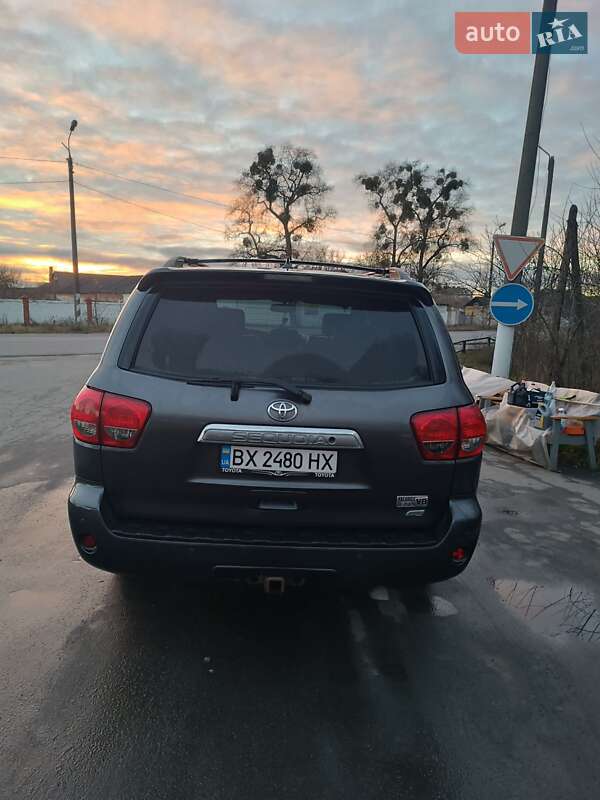 Позашляховик / Кросовер Toyota Sequoia 2016 в Славуті