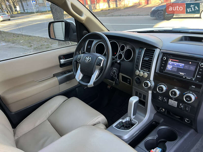 Позашляховик / Кросовер Toyota Sequoia 2016 в Києві