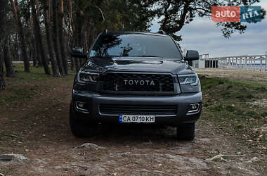 Внедорожник / Кроссовер Toyota Sequoia 2016 в Черкассах