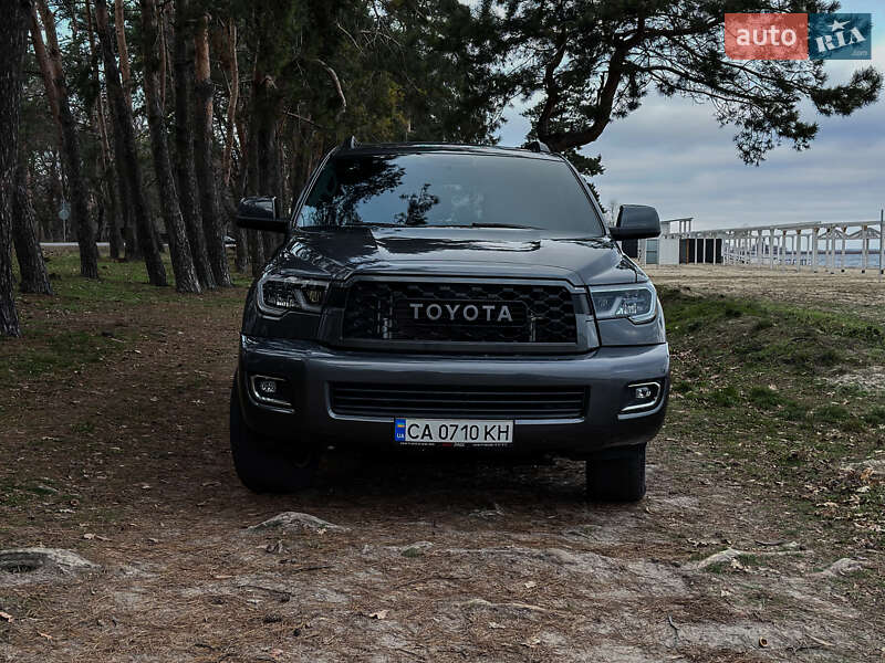 Внедорожник / Кроссовер Toyota Sequoia 2016 в Черкассах