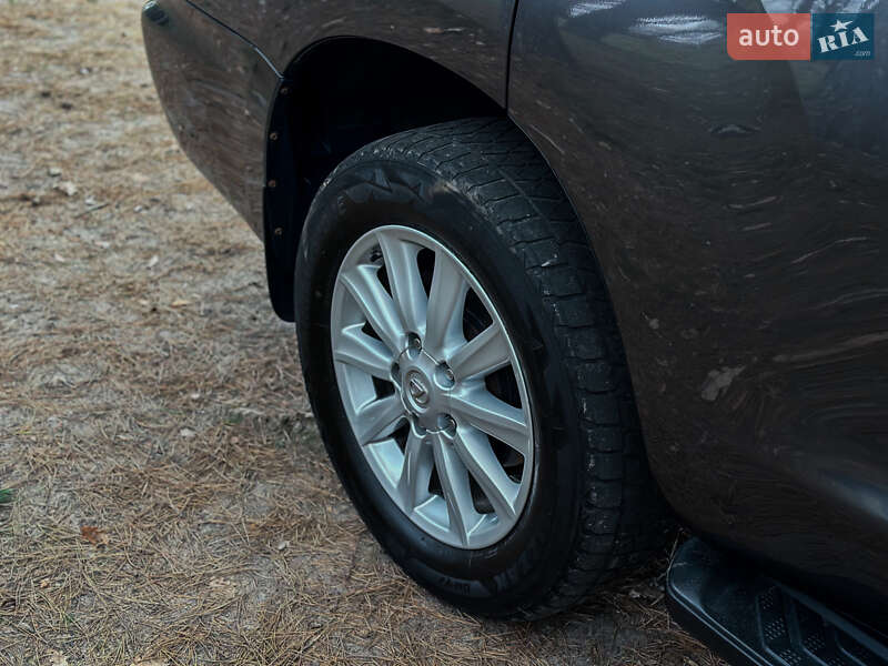 Внедорожник / Кроссовер Toyota Sequoia 2016 в Черкассах