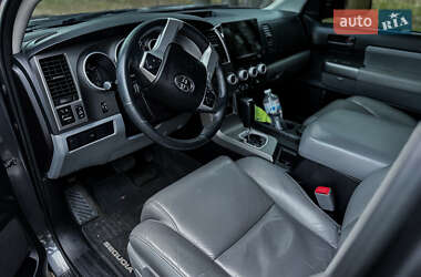 Внедорожник / Кроссовер Toyota Sequoia 2016 в Черкассах