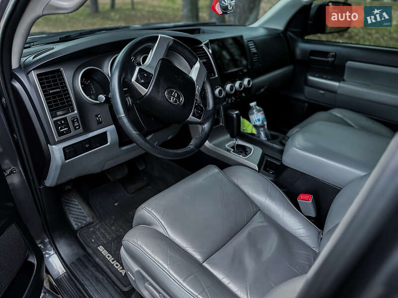 Внедорожник / Кроссовер Toyota Sequoia 2016 в Черкассах