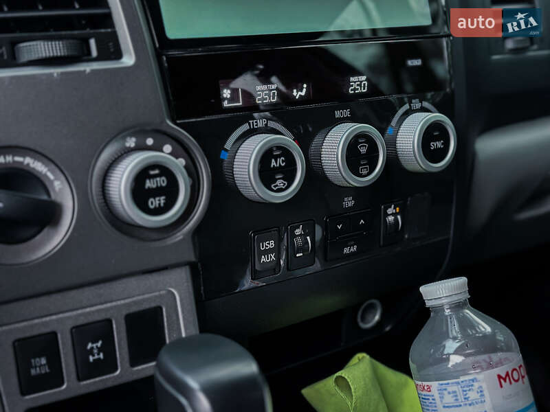 Внедорожник / Кроссовер Toyota Sequoia 2016 в Черкассах