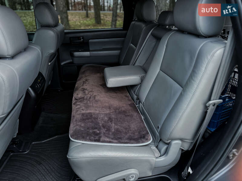 Внедорожник / Кроссовер Toyota Sequoia 2016 в Черкассах