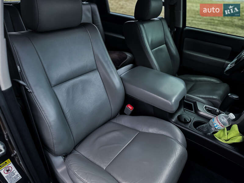 Внедорожник / Кроссовер Toyota Sequoia 2016 в Черкассах