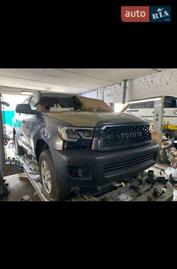 Внедорожник / Кроссовер Toyota Sequoia 2016 в Черкассах