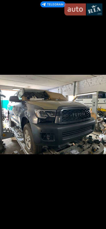 Внедорожник / Кроссовер Toyota Sequoia 2016 в Черкассах