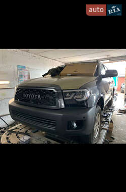 Внедорожник / Кроссовер Toyota Sequoia 2016 в Черкассах