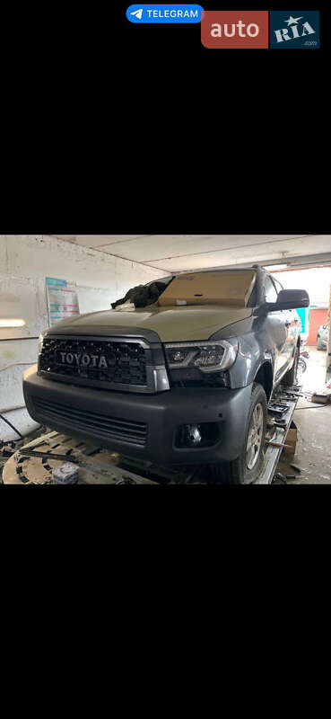 Внедорожник / Кроссовер Toyota Sequoia 2016 в Черкассах