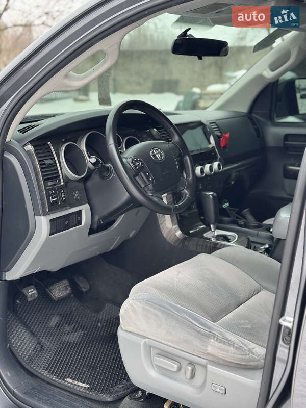 Внедорожник / Кроссовер Toyota Sequoia 2013 в Луцке