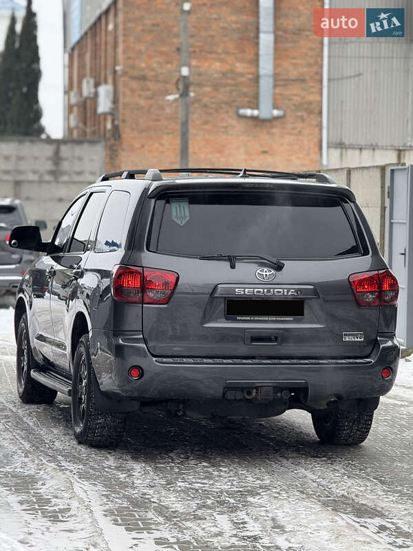 Внедорожник / Кроссовер Toyota Sequoia 2013 в Луцке
