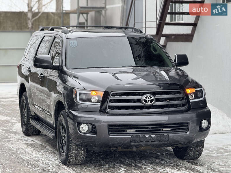Внедорожник / Кроссовер Toyota Sequoia 2013 в Луцке