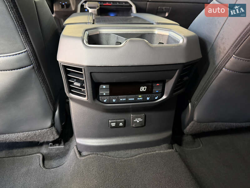 Внедорожник / Кроссовер Toyota Sequoia 2024 в Киеве