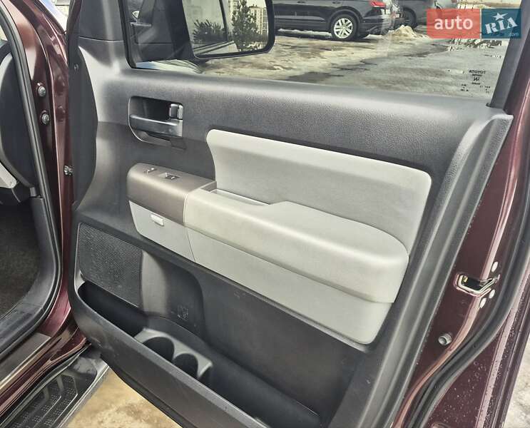 Внедорожник / Кроссовер Toyota Sequoia 2012 в Ивано-Франковске